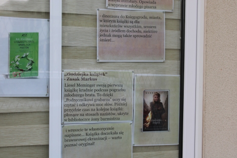 Zdjęcie prezentuje wystawę na oknach Powiatowej Biblioteki Publicznej w Puławach prezentującą utwory, w których głównym bohaterem jest książka. 