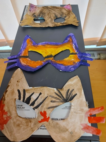 Zdjęcie prezentuje maski kotów wykonane podczas zajęć plastycznych w Gminnej Bibliotece Publicznej w Wąwolnicy.