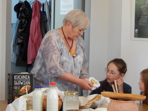 Zdjęcie przedstawia imprezę kulturalną „Jak dawniej gotowano” w ramach projektu „Ochrona i wykorzystanie zasobów dziedzictwa materialnego i niematerialnego dotyczącego obserwatorium astronomicznego w Puławach”.