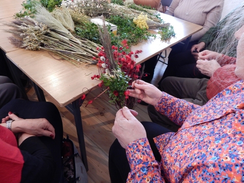 Zdjęcie przedstawia imprezę kulturalną „Jak dawniej świętowano” w ramach projektu „Ochrona i wykorzystanie zasobów dziedzictwa materialnego i niematerialnego dotyczącego obserwatorium astronomicznego w Puławach”.