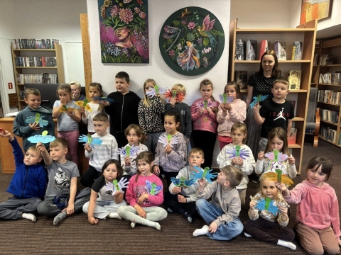 Zdjęcie prezentuje zajęcia literacko - plastyczne  dla przedszkolaków z grupy III i IV „Kiedy dorosnę… W magicznym świecie Kamishibai”.