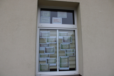 Zdjęcie pokazuje wystawę na oknach Powiatowej Biblioteki Publicznej w Puławach pokazującą okładki dramatu ukazujące się na przestrzeni ostatnich lat, najważniejsze cytaty budujące akcję utworu oraz ciekawostki dotyczące „Kordiana” i historii jego napisania.