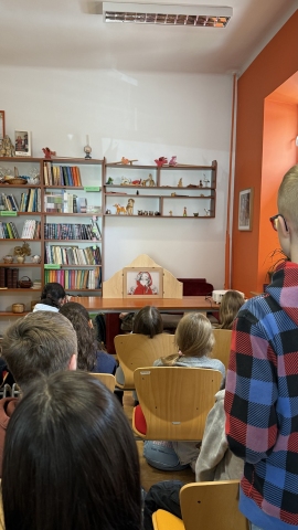 Na zdjęciu widać nietypową lekcję historii, która odbyła się 10 kwietnia 2026 r. w Powiatowej Bibliotece Publicznej w Puławach. Na zdjęciu uczniów SP nr 10 oglądających bajkę „Czerwony Kapturek” zaprezentowaną przy użyciu teatrzyku Kamishibai.  