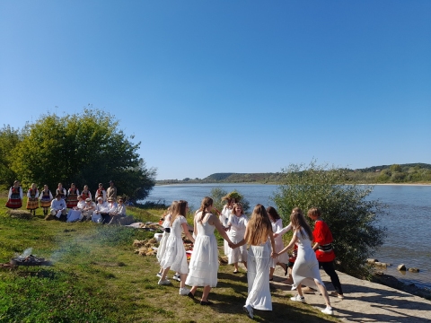 Zdjęcie prezentuje Narodowe Czytanie w  Kazimierzu Dolnym, które odbyło się 20 września 2025 r. o godzinie 13.00 przy ujściu Grodarza do Wisły.