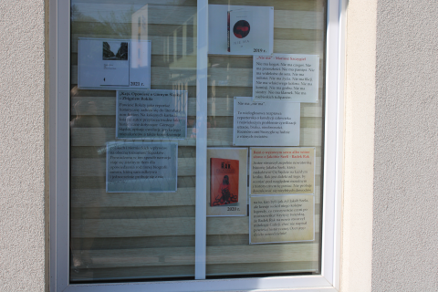Zdjęcie prezentuje wystawę na oknach Powiatowej Biblioteki Publicznej pokazująca książki nagrodzone nagrodą „Nike” z ostatnich dziesięciu lat.  