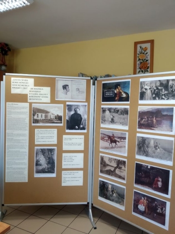 Zdjęcie prezentuje uczestników Narodowego Czytania zorganizowanego przez Gminnej Bibliotece Publicznej w Baranowie.