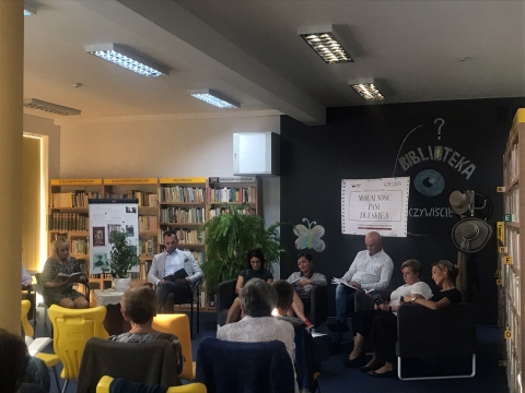 Zdjęcie prezentuje uczestników Narodowego Czytania w siedzibie biblioteki.