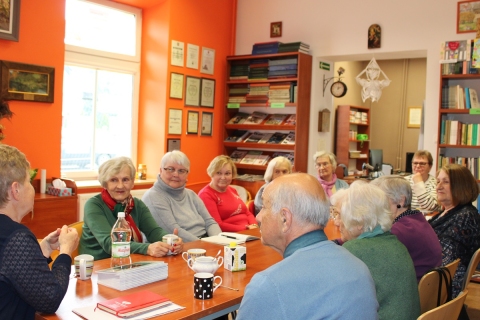 Zdjęcie prezentuje spotkanie autorskie z Agnieszką Maj w ramach Powiatowego Klubu Książki.