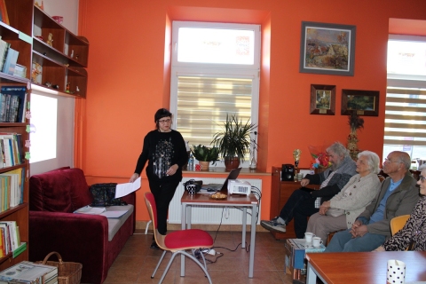 Zdjęcie prezentuje spotkanie Powiatowego Klubu Książki, które odbyło się 21 października 2025 r. o godzinie 13:00 w Powiatowej Bibliotece Publicznej w Puławach a tematem spotkania była zmiana, jedyna stała rzecz na świecie. Spotkanie poprowadziła Bożena Małek. 