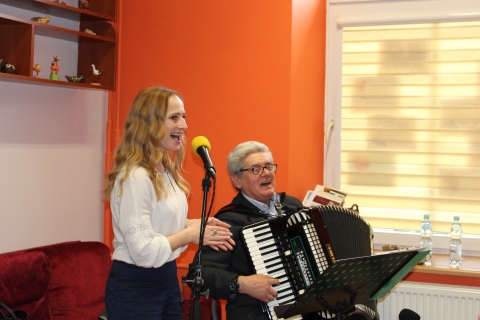 Zdjęcie prezentuje koncert zespołu poetycko-muzycznego „Dwa Księżyce”, który odbył się 18 lutego 2025 r. o godz. 13.00 w Powiatowej Bibliotece Publicznej w Puławach w ramach Powiatowego Klubu Książki. 