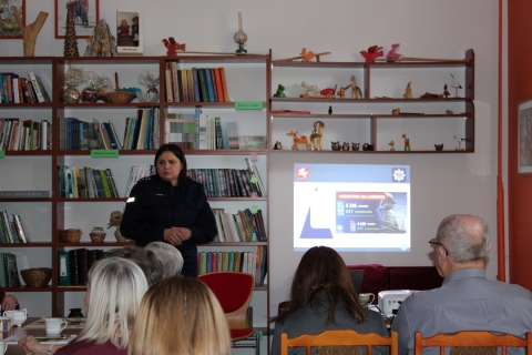 Zdjęcie prezentuje spotkanie z nadkomisarz Ewą Rejn-Kozak w ramach Powiatowego Klubu Książki, które odbyło się 24 marca 2026 r. o godzinie 13:00 w Powiatowej Bibliotece Publicznej w Puławach. Na zdjęciu nadkomisarz Ewa Rejn-Kozak i uczestnicy spotkania.  