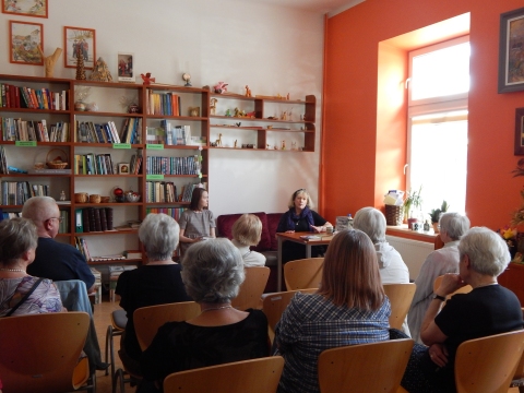 Zdjęcie prezentuje spotkanie autorskie z pisarką Teresą Moniką Rudzką w ramach Powiatowego Klubu Książki, które odbyło się w Powiatowej Bibliotece Publicznej 24 maja 2023 r. o godz. 12.00.