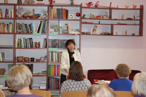 Zdjęcie prezentuje plakat zapraszający na spotkanie Moniką Januszek – Surdacką, kierownikiem Domu Kuncewiczów w ramach Powiatowego Klubu Książki, które odbyło się 21 lutego 2024 r. o godzinie 12:00 w Powiatowej Bibliotece Publicznej w Puławach.