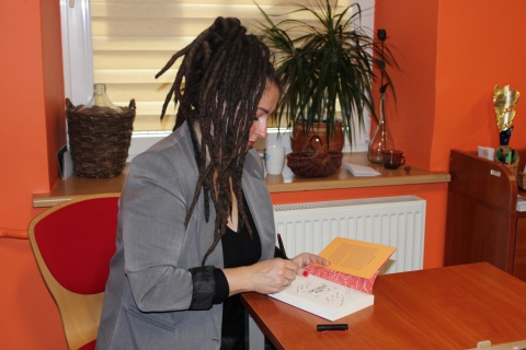 Zdjęcie prezentuje spotkanie autorskie z Mają Wolny w ramach Powiatowego Klubu Książki, które odbyło się 10 lutego 2026 r. o godzinie 13:00 w Powiatowej Bibliotece Publicznej w Puławach. Na zdjęciu Maja Wolny podpisuje swoją nową książkę. 