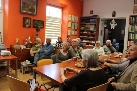 Zdjęcie prezentuje spotkanie z Wojciechem Potockim w ramach Powiatowego Klubu Książki autorem publikacji pt. „Stanisław Białata z Kotlin. Bohaterstwo Żołnierzy 1 Pułku Piechoty Legionów”, które odbyło się 18 listopada 2025 r. w Powiatowej Bibliotece Publicznej w Puławach.