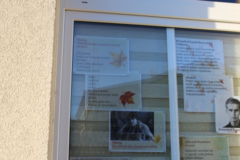 Zdjęcie prezentuje wystawę na oknach Powiatowej Biblioteki Publicznej prezentująca wiersze polskich poetów poświęcone urokom polskiej jesieni.  