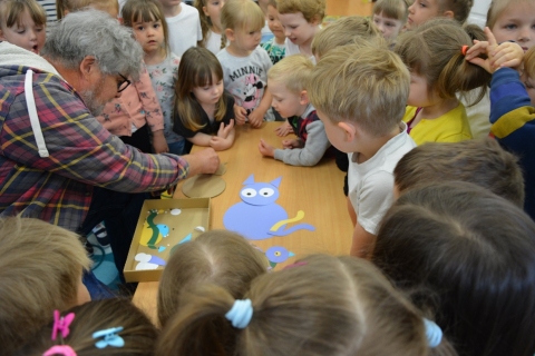 Fotorelacja z wydarzeń, które odbyły się w ramach projektu „Dziecięca podróż w świat słowa i zabawy” realizowanego przez Przedszkole i Bibliotekę Publiczną w Kazimierzu Dolnym.