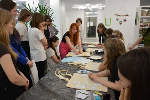  Fotorelacja z wydarzeń, które odbyły się w ramach projektu "Podróże z książką" realizowanego przez Małgorzatę Józefacką, Barbarę Dzikoń i Bibliotekę Publiczną w Kazimierzu Dolnym.