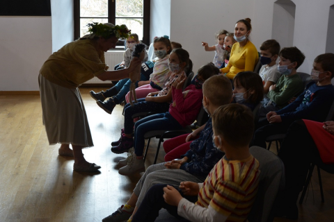 Zdjęcie pokazuje uchwycone momenty ze spektaklu „Ło rety” który odbył się w Kazimierskim Ośrodku Kultury, Promocji i Turystyki.