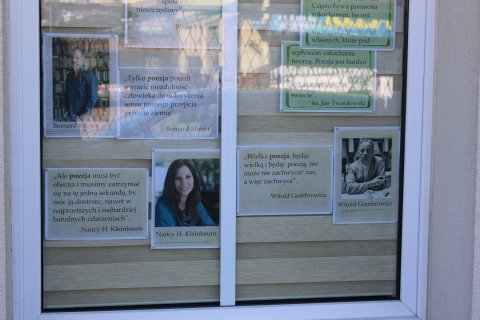 Zdjęcie prezentuje wystawę na oknach Powiatowej Biblioteki Publicznej pokazująca, co o poezji myślą znani i lubiani pisarze.