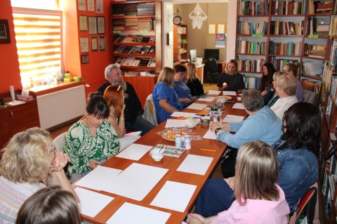 Zdjęcie prezentuje warsztaty szkoleniowe pt. „Arteterapia w bibliotece zorganizowane przez Powiatową Bibliotekę Publiczną w Puławach dla bibliotekarzy z terenu powiatu puławskiego, które odbyły się 30 kwietnia 2025 r.
