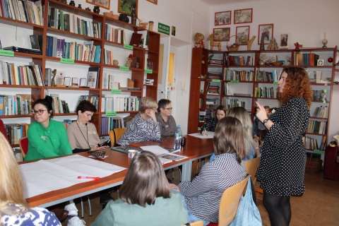 Zdjęcie prezentuje szkolenie „Dobrostan biblioteczny”, które poprowadziła Karolina Suska dla bibliotekarzy z terenu powiatu puławskiego zorganizowane przez Powiatową Bibliotekę Publiczną w Puławach w dniu 27 lutego 2024 r.