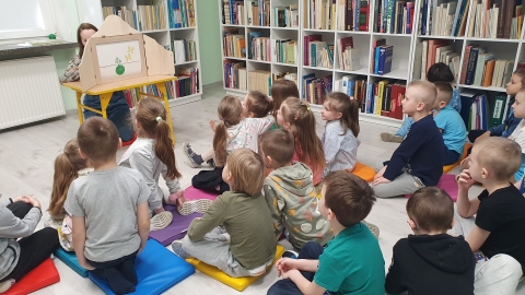 Zdjęcie przedstawia lekcję biblioteczną w Bibliotece - Mediatece Szkoły Podstawowej nr 3 im. Jana Brzechwy w Puławach, która odbyła się 4 kwietnia 2023 r. 