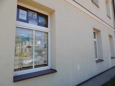 Wystawa na oknach biblioteki prezentująca 25 powodów dla których warto odwiedzić bibliotekę