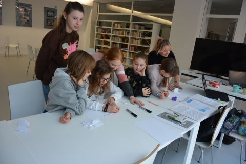 Zdjęcie prezentuje warsztaty profilaktyczne „Siecioholizm i fonoholizm”, który odbył się 13 grudnia 2022 r. w Gminnym Zespole Szkół w Kazimierzu Dolnym.