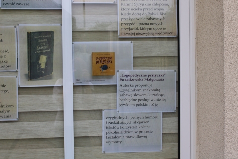 Zdjęcie prezentuje wystawę na oknach Powiatowej Biblioteki Publicznej w Puławach polecającą książki ze Złotej Listy Fundacji Cała Polska Czyta Dzieciom. 