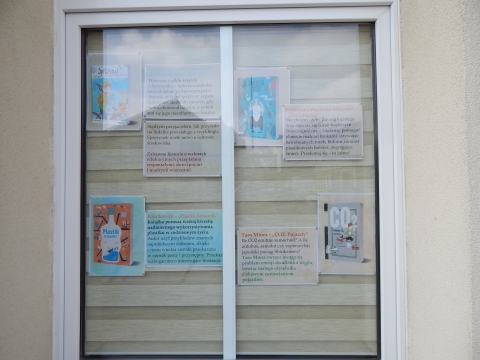 Zdjęcie prezentuje wystawę na oknach Powiatowej Biblioteki Publicznej w Puławach pt. „Ekologia dla najmłodszych”.