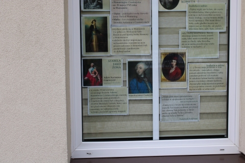  Zdjęcie prezentuje wystawę na oknach Powiatowej Biblioteki Publicznej pokazującą role życia księżnej Izabeli Czartoryskiej.