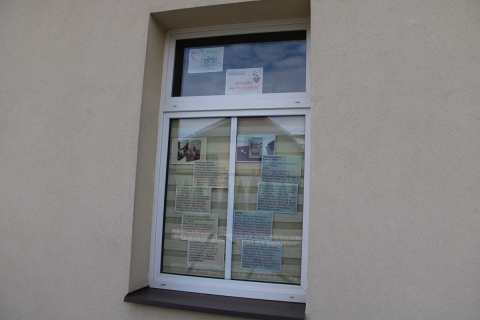 Zdjęcie prezentuje wystawę na oknach Powiatowej Biblioteki Publicznej, która prezentuje wciągające i poruszające książki ze słowem miłość w tytule.