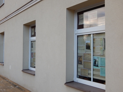 Zdjęcie prezentuje wystawę na oknach Powiatowej Biblioteki Publicznej w Puławach pt. „Książkowe hity z Netflixa”.