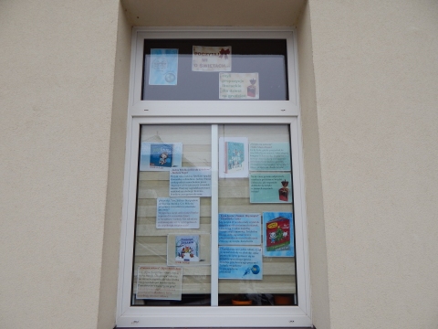 Zdjęcie prezentuje wystawę na oknach Powiatowej Biblioteki Publicznej w Puławach pt. „Poczytaj mi o świętach, czyli propozycje literackie dla dzieci na grudzień”.