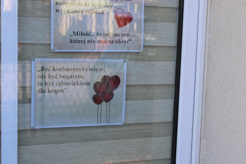 Zdjęcie prezentuje wystawę na oknach Powiatowej Biblioteki Publicznej, która pokazuje, jak znani pisarze definiują słowo miłość i co piszą o tym najważniejszym na świeci uczuciu.