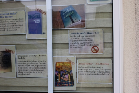 Zdjęcie prezentuje wystawę na oknach Powiatowej Biblioteki Publicznej, która prezentuje książki, które na przestrzeni lat usuwano z bibliotek, wycofywano z obiegu, cenzurowano lub niszczono. Wystawa promuje akcję Tydzień Zakazanych Książek. 