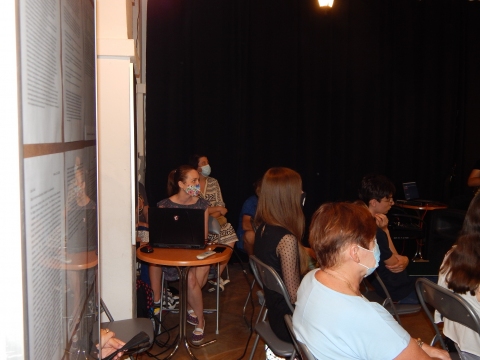 Zdjęcie przedstawia prezentację multimedialną przybliżającą sylwetkę Stanisława Lema, autorstwa Katarzyny Adamowskiej-Kane.