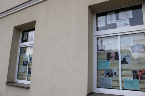 Zdjęcie prezentuje wystawę #biblioteka na oknach Powiatowej Biblioteki Publicznej, która prezentuje cytaty z literatury ukazujące bibliotekę jako miejsce pełne inspiracji, wiedzy i niezwykłych historii.
