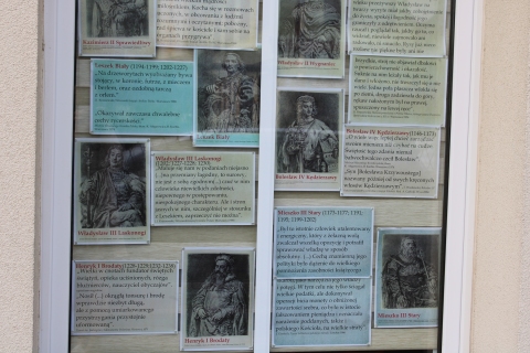 Zdjęcie prezentuje wystawę na oknach Powiatowej Biblioteki Publicznej prezentująca cytaty z literatury opisujące tych władców z dynastii Piastów.