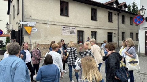 Zdjęcie prezentuje seminarium wyjazdowe „Biblioteka inspiruje – innowacyjne pomysły promujące region” do Kazimierza Dolnego, które odbyło się 16 czerwca 2023 r. w ramach Dnia Bibliotekarza. 