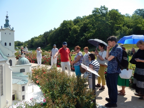 Zdjęcie prezentuje zwiedzanie Parku Miliona Róż i Zabytków Kresowych w Kazimierzu Dolnym w ramach Dnia Bibliotekarza.