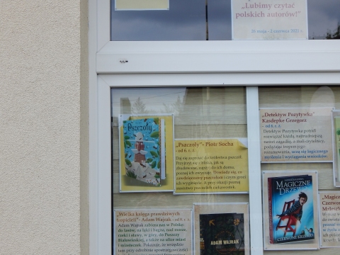 Wystawa na oknach Powiatowej Biblioteki Publicznej w Puławach pt. „Złota dwudziestka książek”. Wystawa prezentuje najpopularniejsze książki dla dzieci, skan okładki plus krótki opis. 