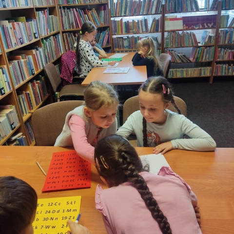 Zdjęcie prezentuje warsztaty literacko-plastyczne zorganizowane w ramach ferii zimowych Od 29 stycznia do 9 lutego 2024 r. w Bibliotece Publicznej w Kazimierzu Dolnym.