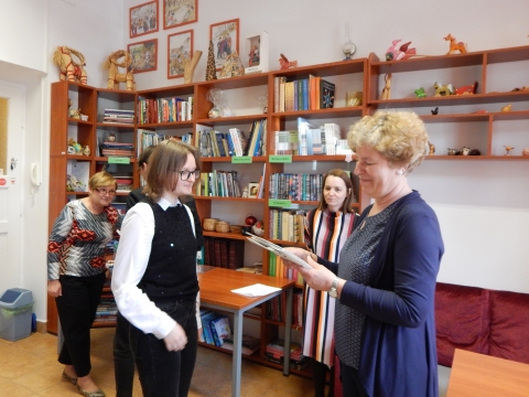 Zdjęcie prezentuje wręczenie nagród w powiatowym konkursie literackim „Kiedy myślę Ojczyzna… Na zawsze w sercu mym”, które odbyło się 8 maja 2023 r. w siedzibie Powiatowej Biblioteki Publicznej w Puławach. 