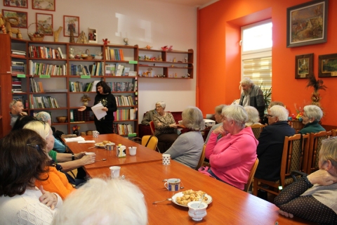 Zdjęcie prezentuje spotkanie Powiatowego Klubu Książki, które odbyło się 21 października 2025 r. o godzinie 13:00 w Powiatowej Bibliotece Publicznej w Puławach a tematem spotkania była zmiana, jedyna stała rzecz na świecie. Spotkanie poprowadziła Bożena Małek. 