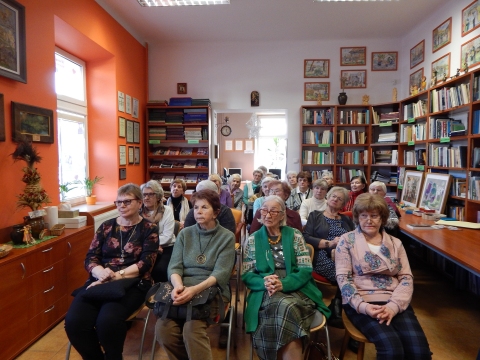 Zdjęcie prezentuje spotkanie autorskie z Dorotą Opolską-Maksym w ramach Powiatowego Klubu Książki, które odbyło się w Powiatowej Bibliotece Publicznej 28 lutego 2023 r. o godz. 12.OO.