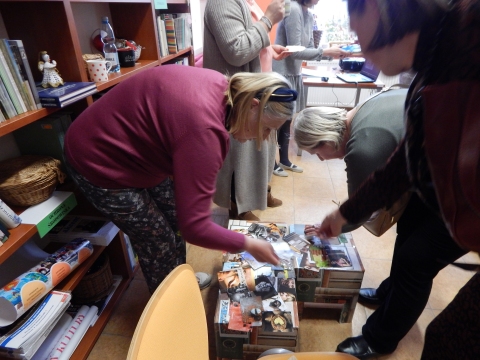 Zdjęcie prezentuje spotkanie autorskie z Katarzyną Dorosz-Dębską w ramach Powiatowego Klubu Książki, które odbyło się w Powiatowej Bibliotece Publicznej 26 kwietnia 2023 r. o godz. 12.00.