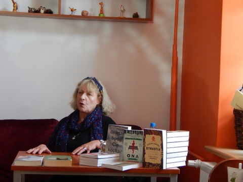 Zdjęcie prezentuje spotkanie autorskie z pisarką Teresą Moniką Rudzką w ramach Powiatowego Klubu Książki, które odbyło się w Powiatowej Bibliotece Publicznej 24 maja 2023 r. o godz. 12.00.