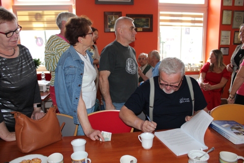 Zdjęcie prezentuje spotkanie z regionalistą Jackiem Śnieżkiem, które odbyło się 10 czerwca 2025 r. o godzinie 13:00 w Powiatowej Bibliotece Publicznej w Puławach w ramach Powiatowego Klubu Książki.